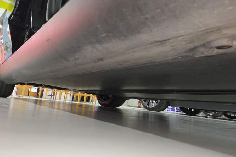 Used Tesla Model Y 2023 Long-Range All-Wheel-Drive Version Right Side Sill