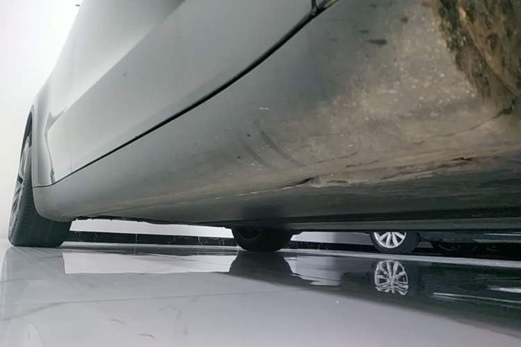 Used Tesla Model Y 2023 Long-Range All-Wheel-Drive Version Right Side Sill