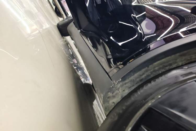Used Tesla Model Y 2023 Long-Range All-Wheel-Drive Version Right Side Sill
