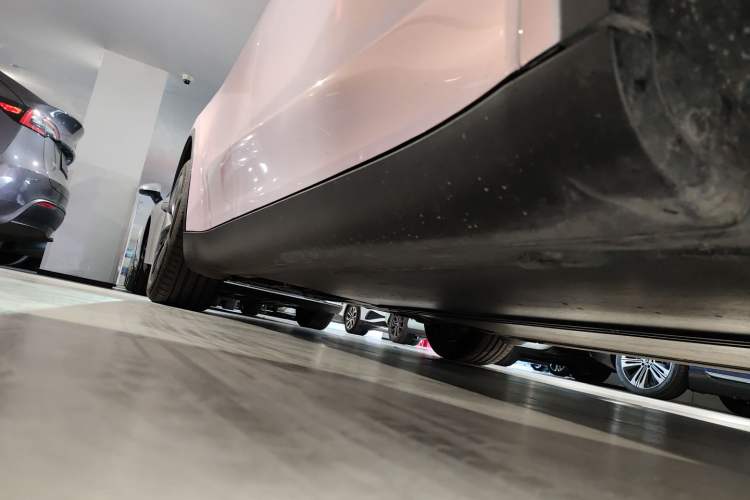 Used Tesla Model Y 2023 Long-Range All-Wheel-Drive Version Right Side Sill