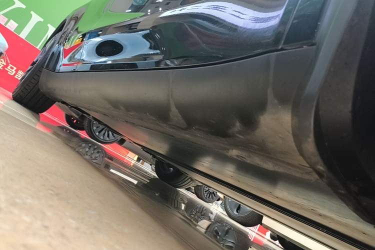 Used Tesla Model Y 2023 Long-Range All-Wheel-Drive Version Right Side Sill