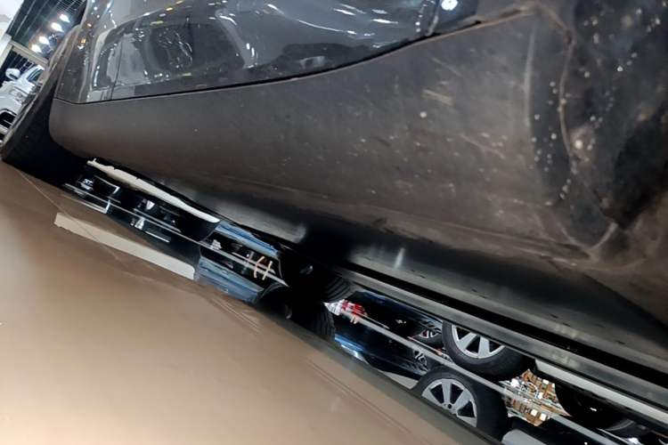 Used Tesla Model Y 2023 Long-Range All-Wheel-Drive Version Right Side Sill