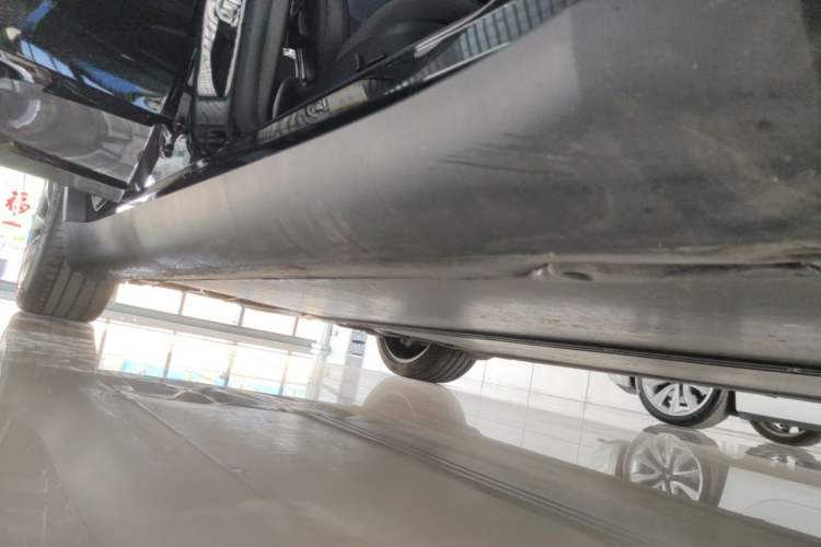 Used Tesla Model Y 2023 Long-Range All-Wheel-Drive Version Right Side Sill