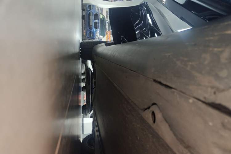 Used Tesla Model Y 2023 Long-Range All-Wheel-Drive Version Right Side Sill