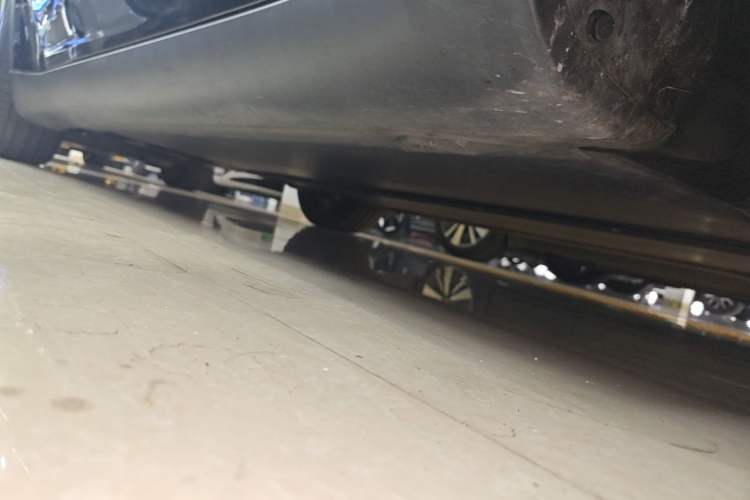 Used Tesla Model Y 2023 Long-Range All-Wheel-Drive Version Right Side Sill
