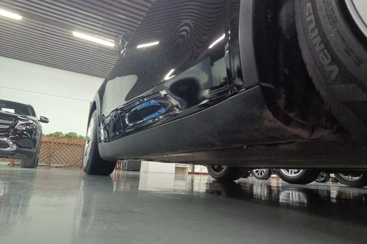 Used Tesla Model Y 2023 Long-Range All-Wheel-Drive Version Right Side Sill