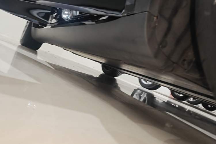 Used Tesla Model Y 2023 Rear-Wheel-Drive Version Right Side Sill
