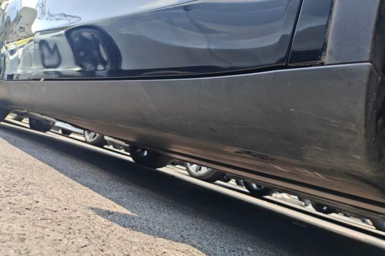 Used Tesla Model Y 2023 Long-Range All-Wheel-Drive Version Right Side Sill