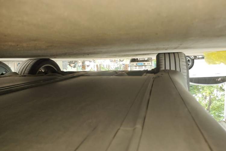 Used Tesla Model Y 2023 Long-Range All-Wheel-Drive Version Right Side Sill