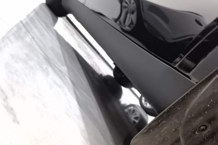 Used Tesla Model Y 2023 Long-Range All-Wheel-Drive Version Right Side Sill