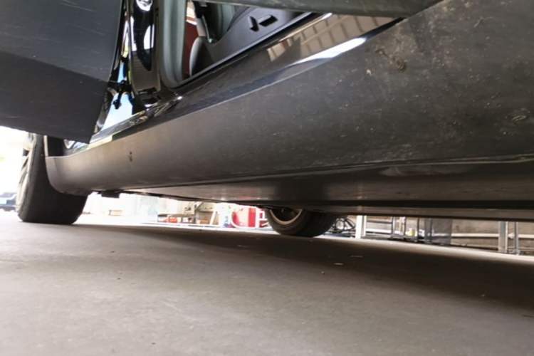 Used Tesla Model Y 2023 Long-Range All-Wheel-Drive Version Right Side Sill