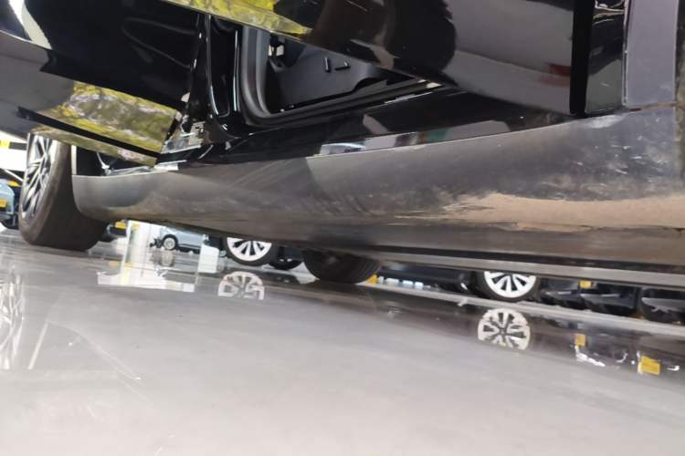 Used Tesla Model Y 2023 Rear-Wheel-Drive Version Right Side Sill