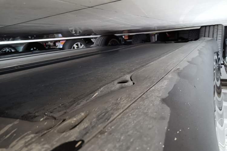 Used Tesla Model Y 2023 Long-Range All-Wheel-Drive Version Right Side Sill