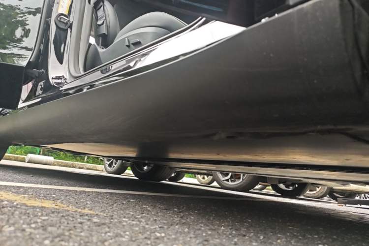 Used Tesla Model Y 2023 Long-Range All-Wheel-Drive Version Right Side Sill