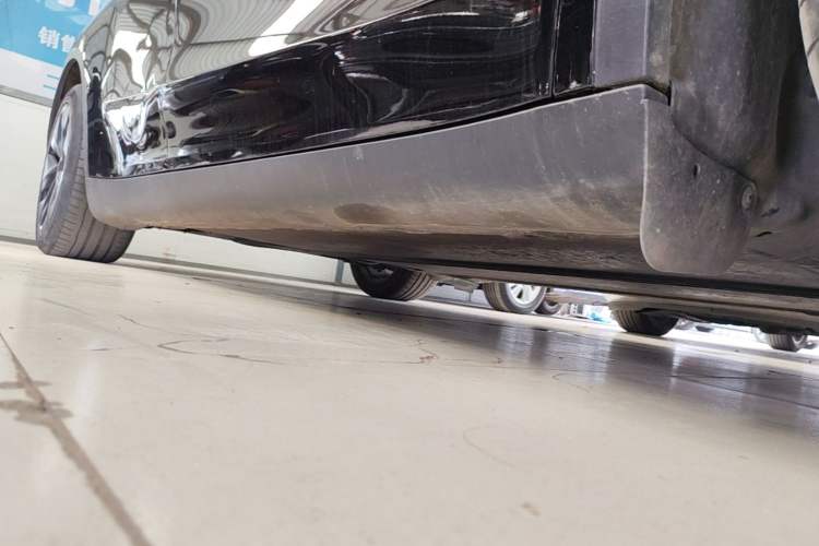 Used Tesla Model Y 2023 Long-Range All-Wheel-Drive Version Right Side Sill