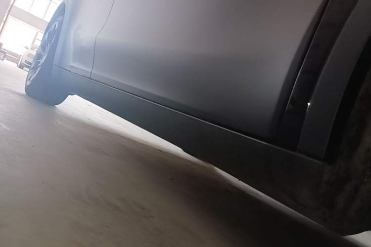 Used Tesla Model Y 2023 Long-Range All-Wheel-Drive Version Right Side Sill