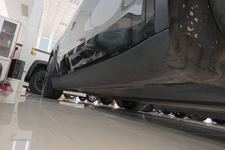 Used Tesla Model Y 2023 Rear-Wheel-Drive Version Right Side Sill