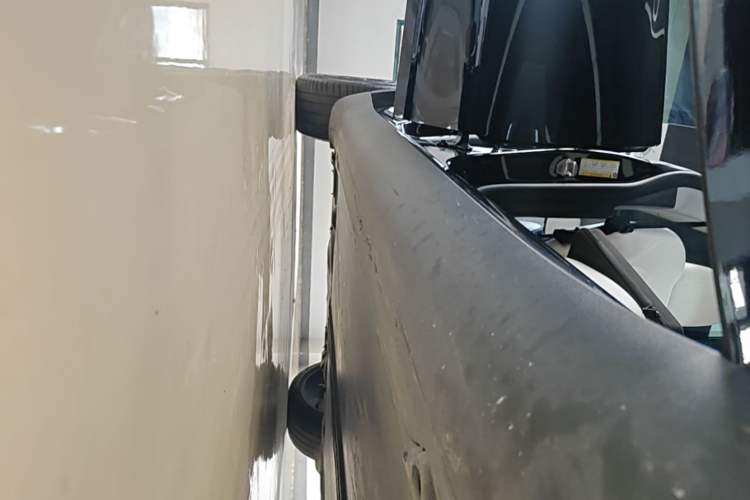 Used Tesla Model Y 2023 Long-Range All-Wheel-Drive Version Right Side Sill