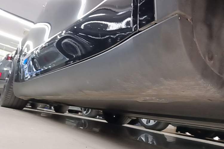 Used Tesla Model Y 2023 High-Performance All-Wheel-Drive Version Right Side Sill