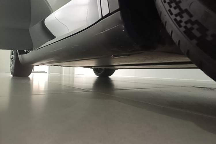 Used Tesla Model Y 2023 Long-Range All-Wheel-Drive Version Right Side Sill