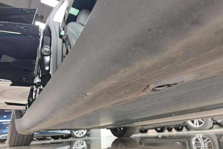 Used Tesla Model Y 2023 Long-Range All-Wheel-Drive Version Right Side Sill