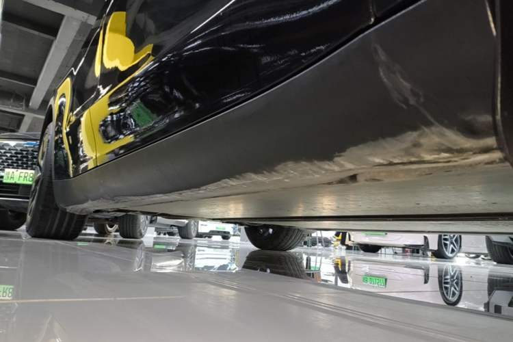 Used Tesla Model Y 2023 Long-Range All-Wheel-Drive Version Right Side Sill