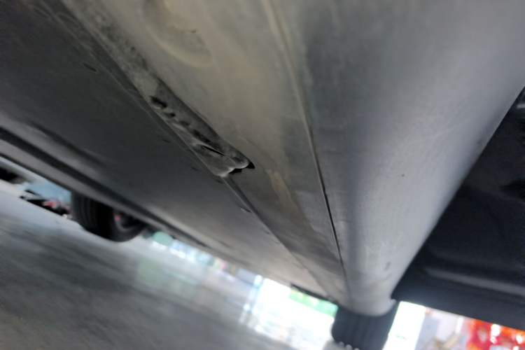Used Tesla Model Y 2023 Long-Range All-Wheel-Drive Version Right Side Sill