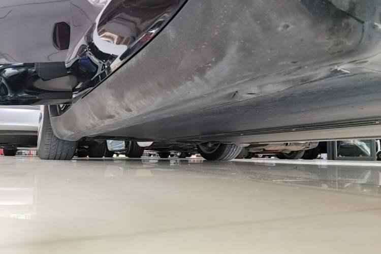 Used Tesla Model Y 2023 Long-Range All-Wheel-Drive Version Right Side Sill