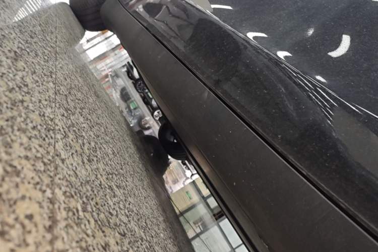 Used Tesla Model Y 2023 Long-Range All-Wheel-Drive Version Right Side Sill