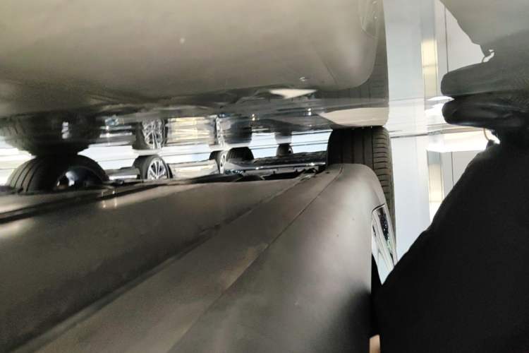 Used Tesla Model Y 2023 Rear-Wheel-Drive Version Right Side Sill