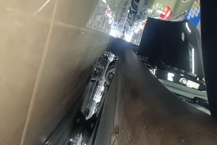 Used Tesla Model Y 2023 Rear-Wheel-Drive Version Right Side Sill