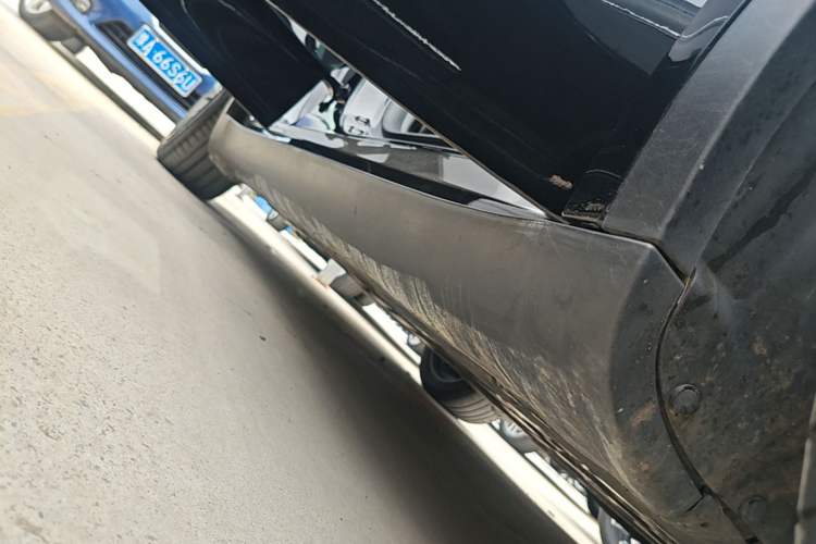Used Tesla Model Y 2023 Long-Range All-Wheel-Drive Version Right Side Sill