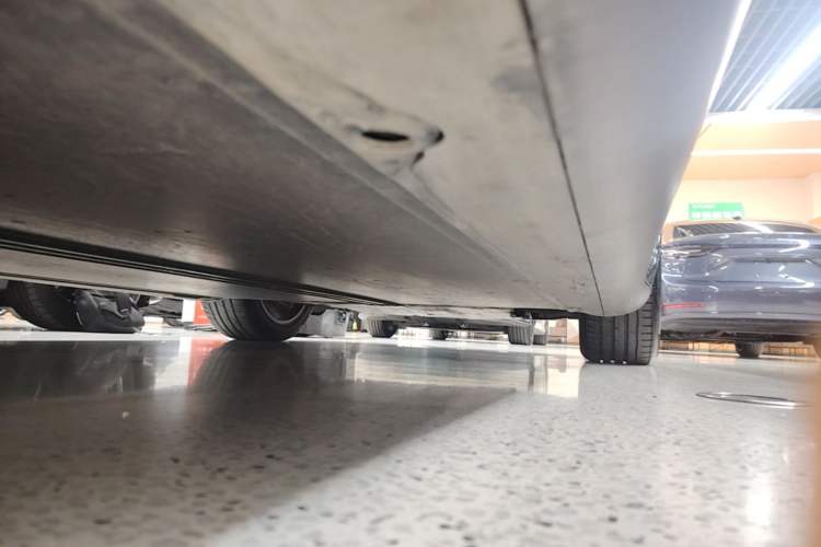 Used Tesla Model Y 2023 Long-Range All-Wheel-Drive Version Right Side Sill