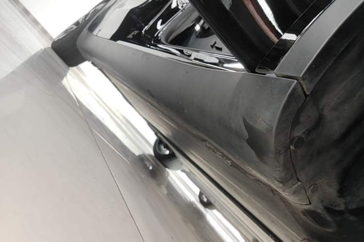 Used Tesla Model Y 2023 Long-Range All-Wheel-Drive Version Right Side Sill