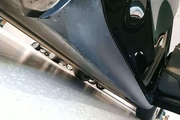 Used Tesla Model Y 2023 Long-Range All-Wheel-Drive Version Right Side Sill