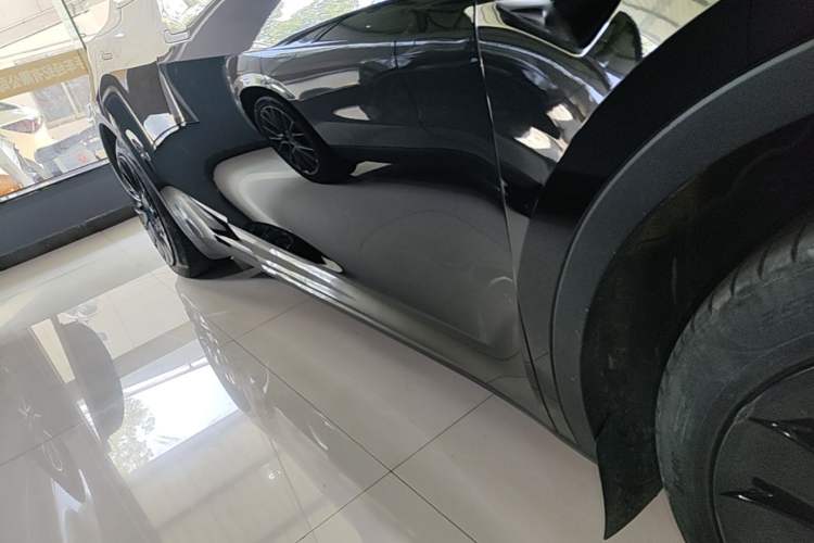 Used Tesla Model Y 2023 Rear-Wheel-Drive Version Right Side Sill