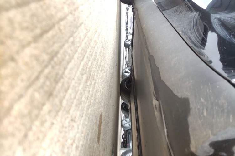 Used Tesla Model Y 2023 Long-Range All-Wheel-Drive Version Right Side Sill