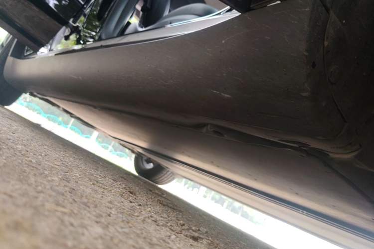 Used Tesla Model Y 2023 Long-Range All-Wheel-Drive Version Right Side Sill