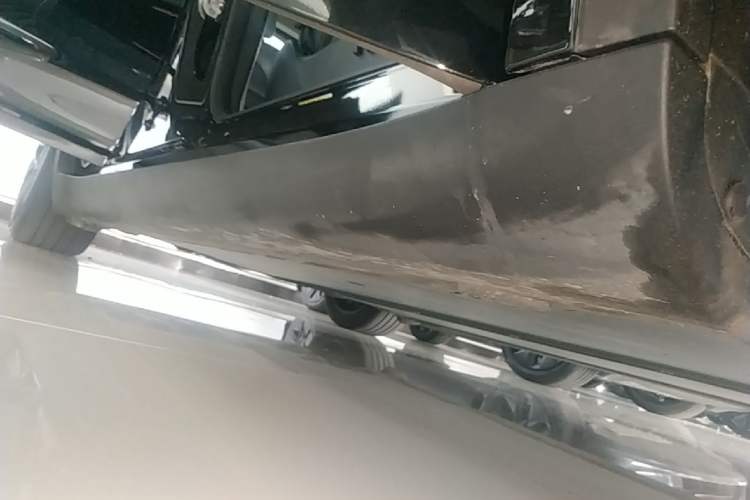 Used Tesla Model Y 2023 Long-Range All-Wheel-Drive Version Right Side Sill