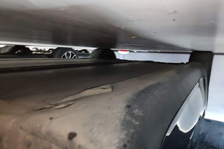 Used Tesla Model Y 2023 Long-Range All-Wheel-Drive Version Right Side Sill