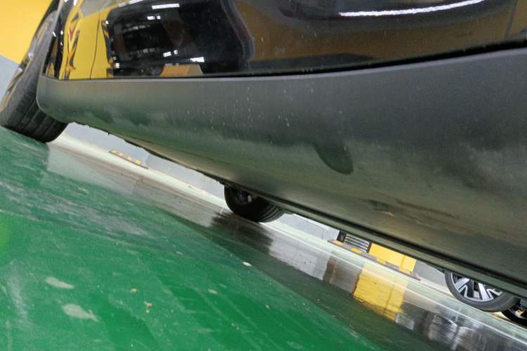 Used Tesla Model Y 2023 Long-Range All-Wheel-Drive Version Right Side Sill