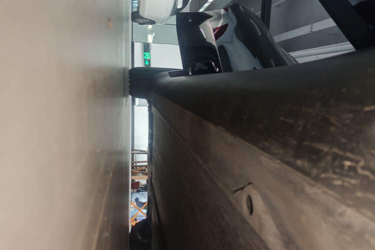 Used Tesla Model Y 2023 Long-Range All-Wheel-Drive Version Right Side Sill