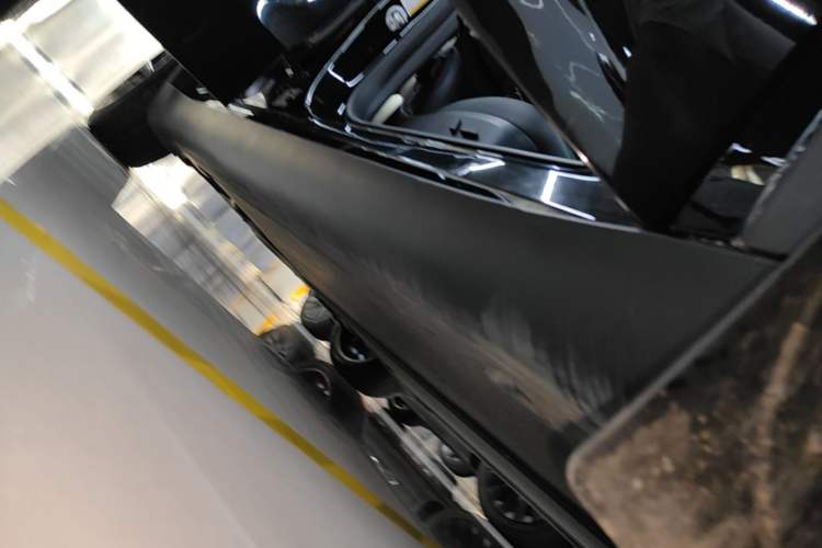 Used Tesla Model Y 2023 Long-Range All-Wheel-Drive Version Right Side Sill