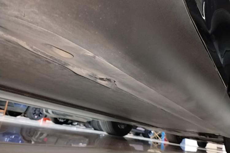 Used Tesla Model Y 2023 Long-Range All-Wheel-Drive Version Right Side Sill