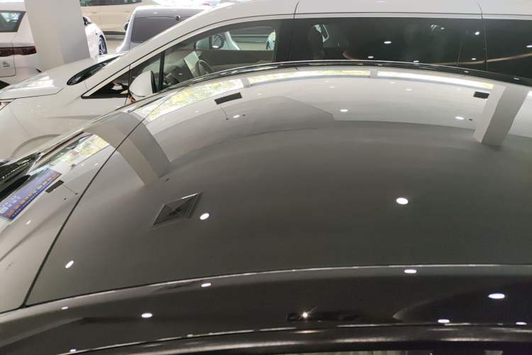 Used Tesla Model Y 2023 Rear-Wheel-Drive Version Roof