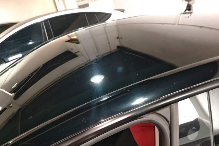 Used Tesla Model Y 2023 Rear-Wheel-Drive Version Roof