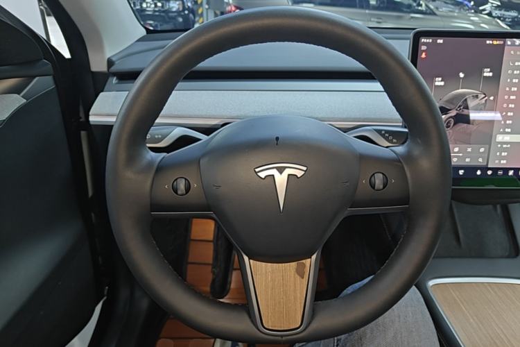 Used Tesla Model Y 2023 Long-Range All-Wheel-Drive Version Steering Wheel
