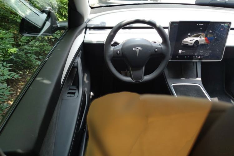 Used Tesla Model Y 2023 Long-Range All-Wheel-Drive Version Steering Wheel