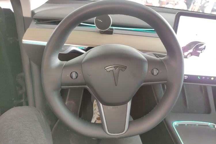 Used Tesla Model Y 2023 Long-Range All-Wheel-Drive Version Steering Wheel
