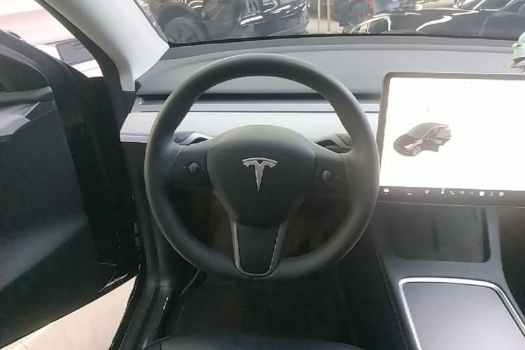 Used Tesla Model Y 2023 Long-Range All-Wheel-Drive Version Steering Wheel